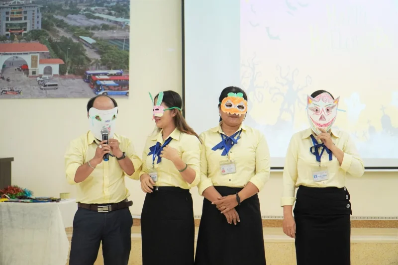 Sinh hoạt CLB tiếng Anh với chủ đề "Halloween"