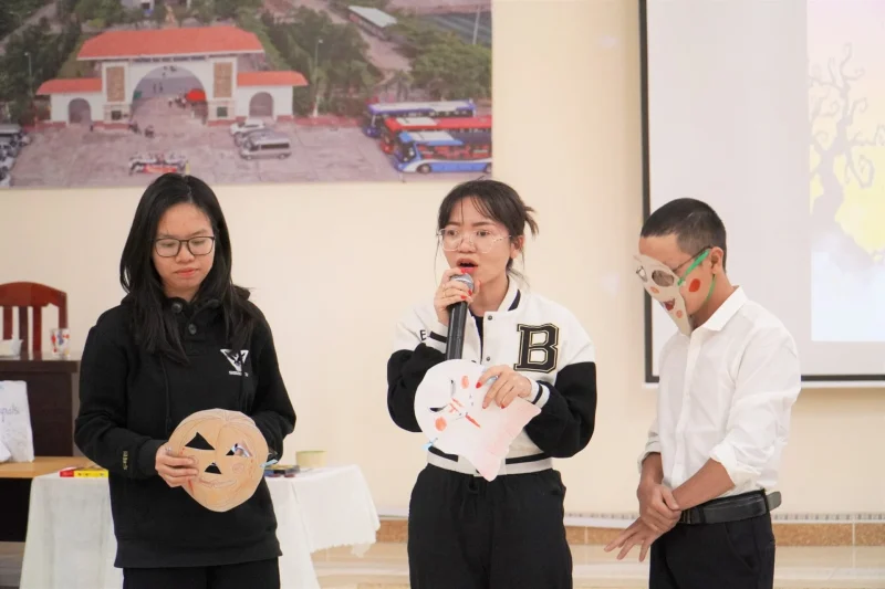Sinh hoạt CLB tiếng Anh với chủ đề "Halloween"
