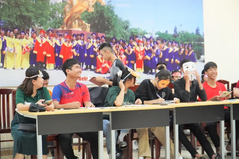 Sinh hoạt CLB tiếng Anh với chủ đề "Halloween"