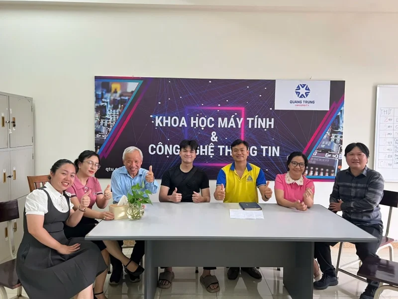 Chào mừng tân sinh viên đầu tiên ngành Công nghệ thông tin K20 năm học 2025-2026 1 Tân sinh viên đầu tiên ngành Công nghệ thông tin K20