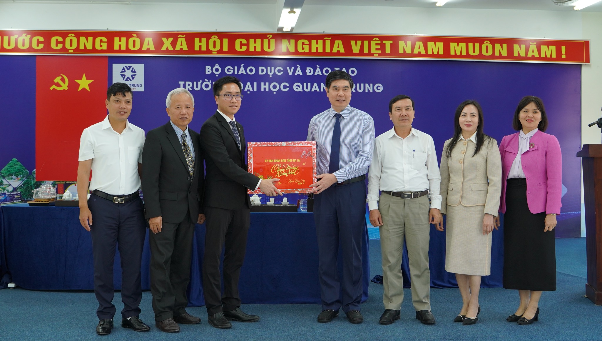 Lanh Dao Tinh Gia Lai Trao Qua Chuc Tet Truong Dai Hoc Quang Trung Xuan 2026