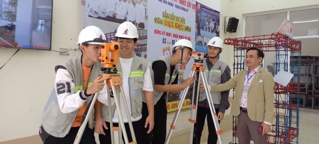 Ngành Công nghệ kỹ thuật xây dựng - lựa chọn chiến lược cho tương lai bền vững 1 học sinh tham quan Khoa KTCN