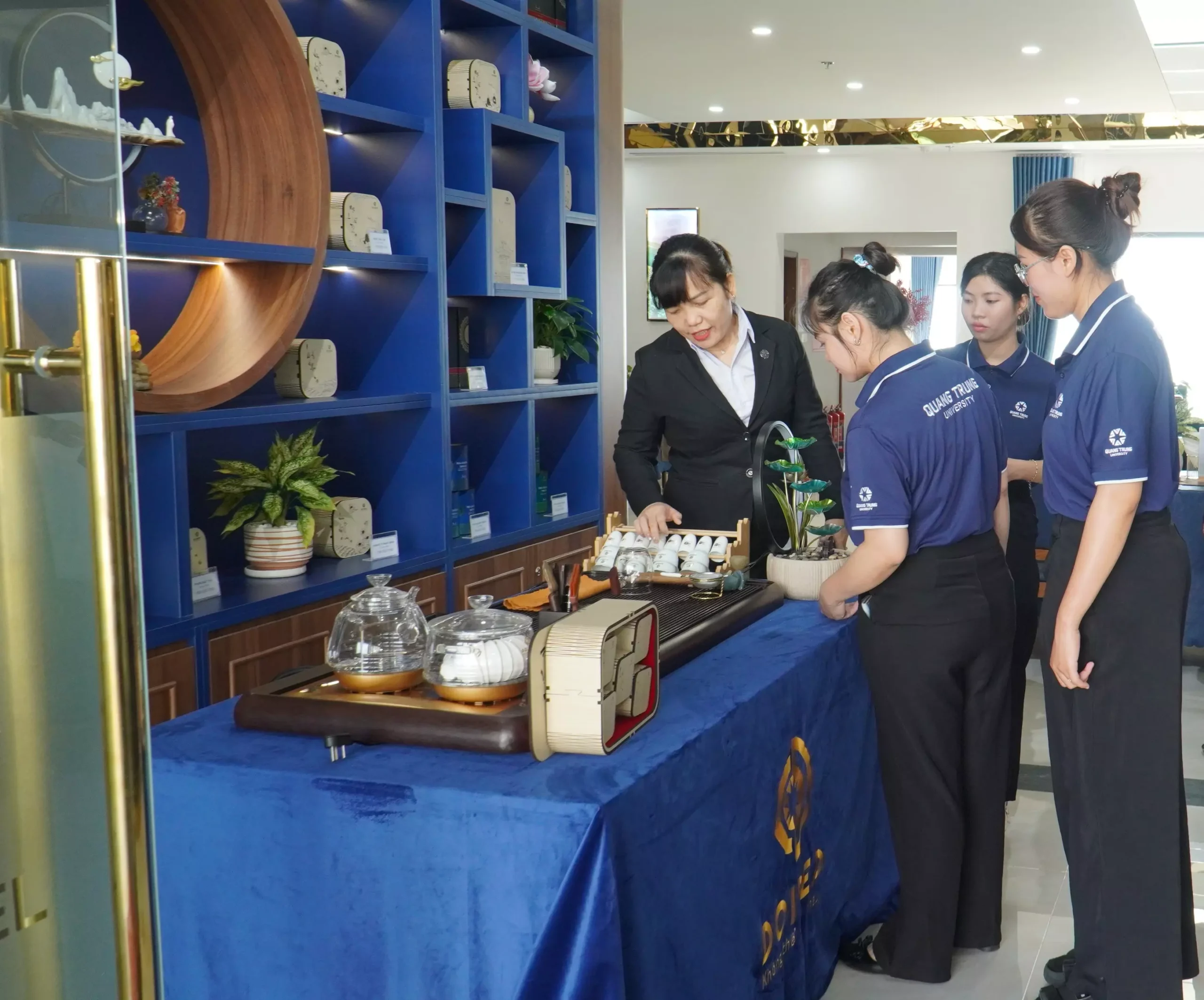 Sinh Vien Quan Tri Khach San Nha Hang Thuc Hanh Qtu 6