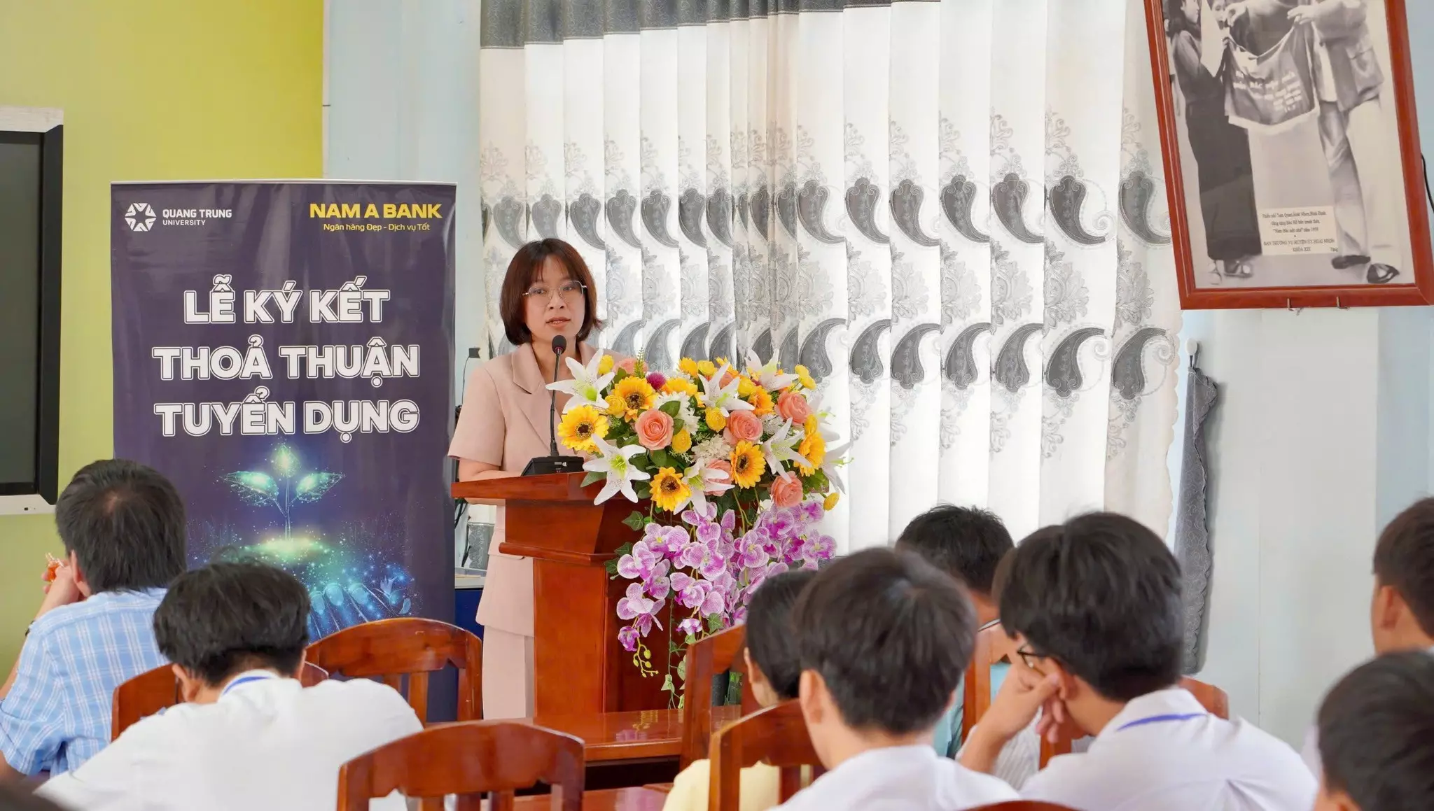 Hop Tac Tuyen Dung Qtu Nam A Bank Hoc Sinh Lop 12 4