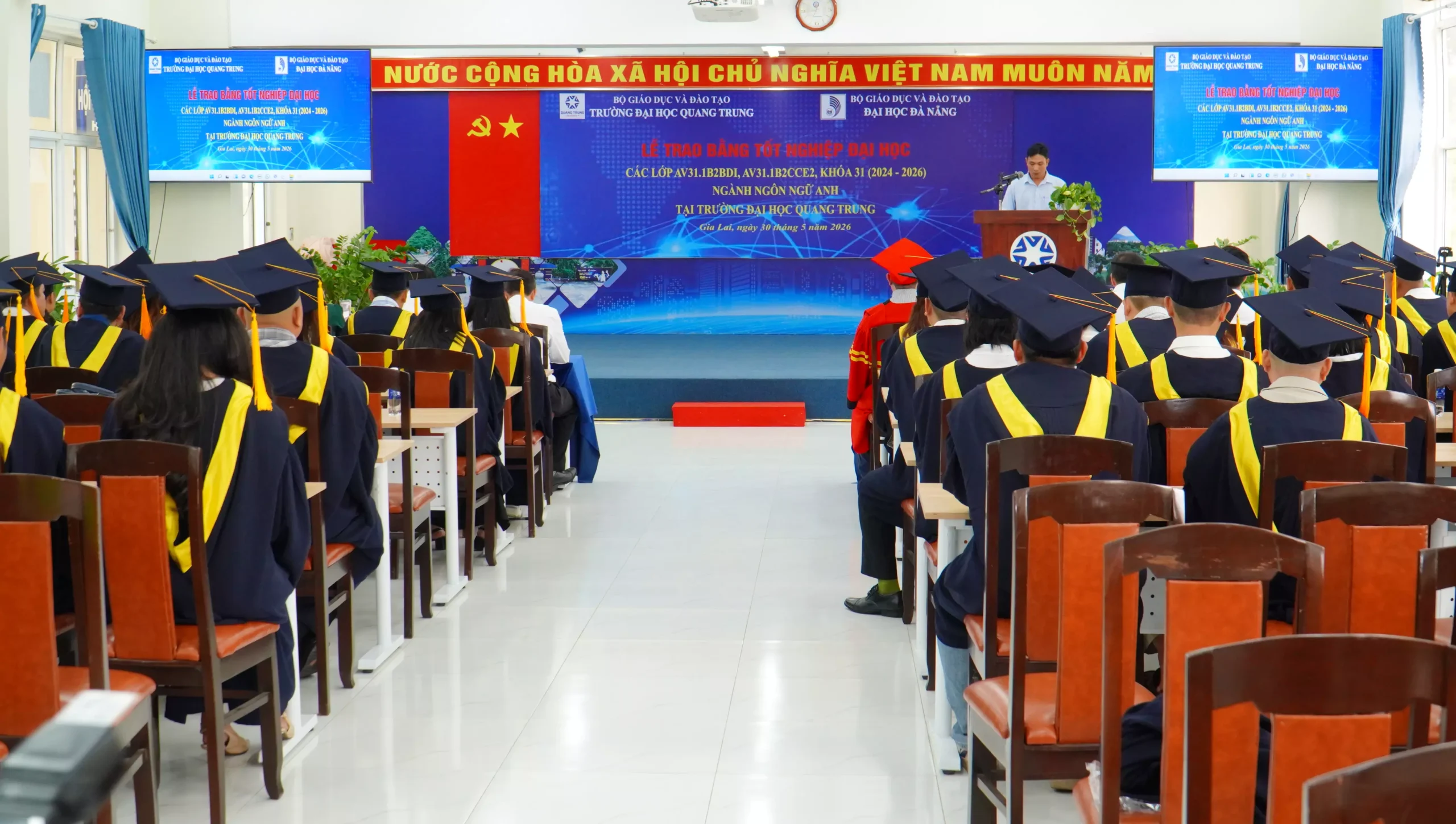 Lễ Trao Bằng Tốt Nghiệp Ngành Ngôn Ngữ Anh K31 4