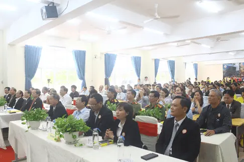 Chuỗi sự kiện chào mừng "Lễ khai giảng năm học 2019-2020", "Lễ công bố trung tâm khảo thí IELTS" và "Lễ ra mắt trung tâm tiếng Anh thiện nguyện" và Chúc mừng ngày nhà giáo Việt Nam 20/11 2 le khai giang 2019 2020 2