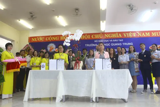 Chuỗi sự kiện chào mừng "Lễ khai giảng năm học 2019-2020", "Lễ công bố trung tâm khảo thí IELTS" và "Lễ ra mắt trung tâm tiếng Anh thiện nguyện" và Chúc mừng ngày nhà giáo Việt Nam 20/11 7 le khai giang 2019 2020 7