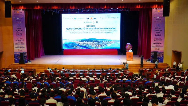 Khám phá tương lai tại triển lãm công nghệ lượng tử, bán dẫn và siêu dẫn: Cơ hội học tập thực tiễn của sinh viên Trường Đại học Quang Trung 1 Khám phá tương lai tại triển lãm công nghệ lượng tử, bán dẫn và siêu dẫn
