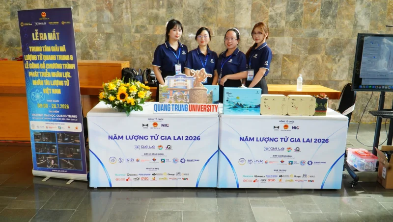 Khám phá tương lai tại triển lãm công nghệ lượng tử, bán dẫn và siêu dẫn: Cơ hội học tập thực tiễn của sinh viên Trường Đại học Quang Trung 3 Khám phá tương lai tại triển lãm công nghệ lượng tử, bán dẫn và siêu dẫn