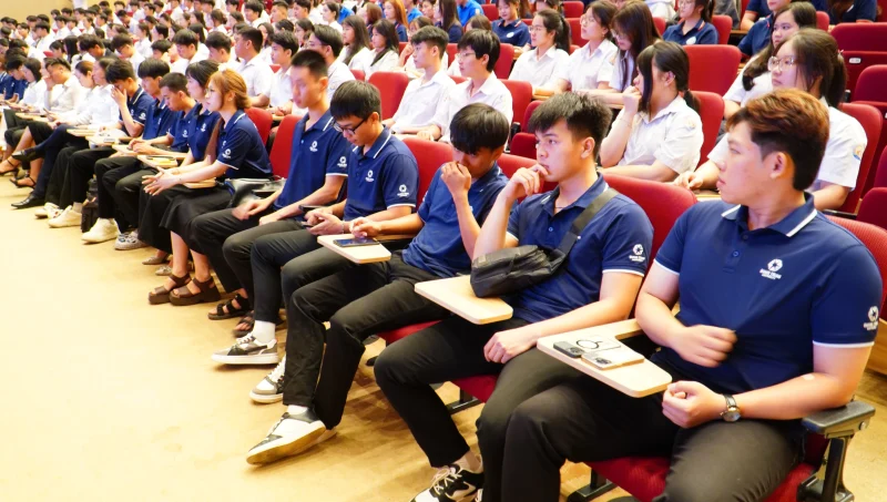 Khám phá tương lai tại triển lãm công nghệ lượng tử, bán dẫn và siêu dẫn: Cơ hội học tập thực tiễn của sinh viên Trường Đại học Quang Trung 2 Khám phá tương lai tại triển lãm công nghệ lượng tử, bán dẫn và siêu dẫn
