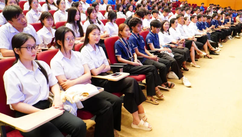 Khám phá tương lai tại triển lãm công nghệ lượng tử, bán dẫn và siêu dẫn: Cơ hội học tập thực tiễn của sinh viên Trường Đại học Quang Trung 5 Khám phá tương lai tại triển lãm công nghệ lượng tử, bán dẫn và siêu dẫn