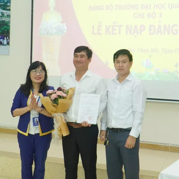 Bồi dưỡng lý tưởng, ươm mầm đội ngũ Đảng viên trẻ trong sinh viên 2 Kết nạp Đảng viên 19/12/2025