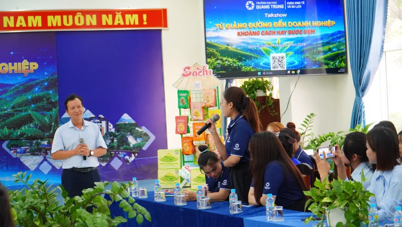 Talkshow “Từ giảng đường đến doanh nghiệp: Khoảng cách hay bước đệm”