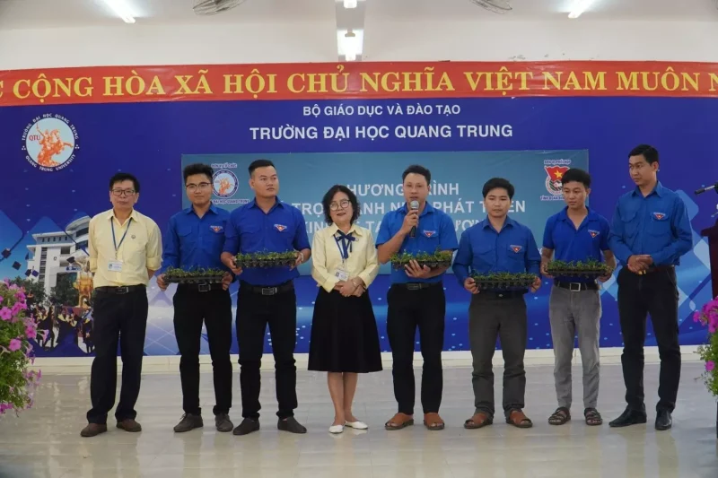 Trường Đại học Quang Trung trao tặng 1.500 cây lan giống cho thanh niên 10 Trường Đại học Quang Trung trao tặng 1.500 cây lan giống cho thanh niên