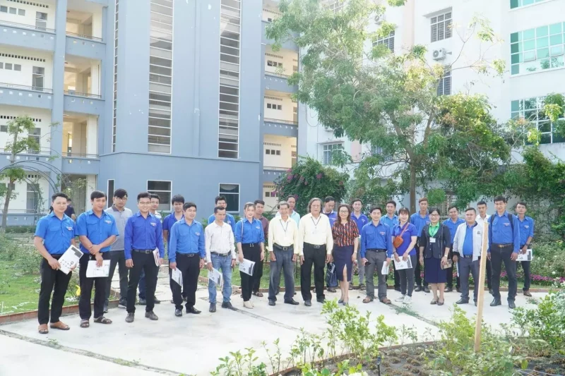 Trường Đại học Quang Trung trao tặng 1.500 cây lan giống cho thanh niên 2 Trường Đại học Quang Trung trao tặng 1.500 cây lan giống cho thanh niên