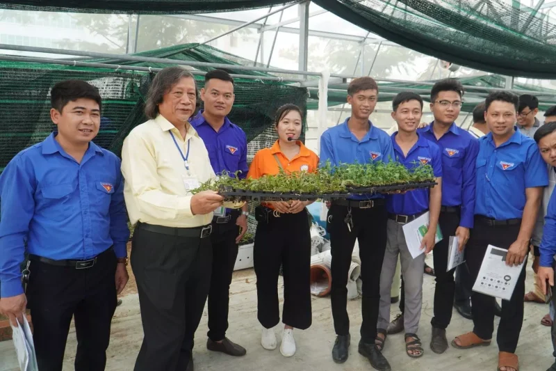 Trường Đại học Quang Trung trao tặng 1.500 cây lan giống cho thanh niên 6 Trường Đại học Quang Trung trao tặng 1.500 cây lan giống cho thanh niên