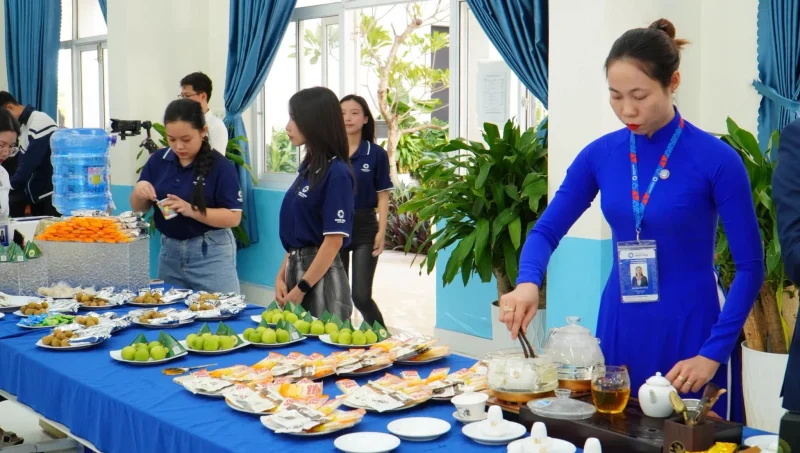 Chén trà ấm nóng ngày nhập học: Lời chào nồng hậu và lan tỏa nét văn hóa trà tại QTU 2 Ngày Hội nhập học