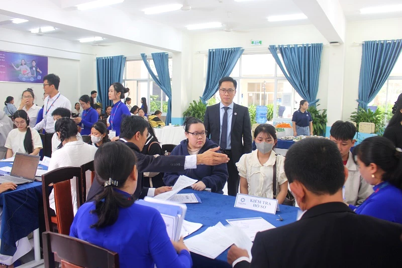 Hành trình đại học bắt đầu từ chuyến xe đồng hành khi sự thấu hiểu thành điểm tựa cho Tân sinh viên 2 Hành trình đại học bắt đầu từ chuyến xe đồng hành