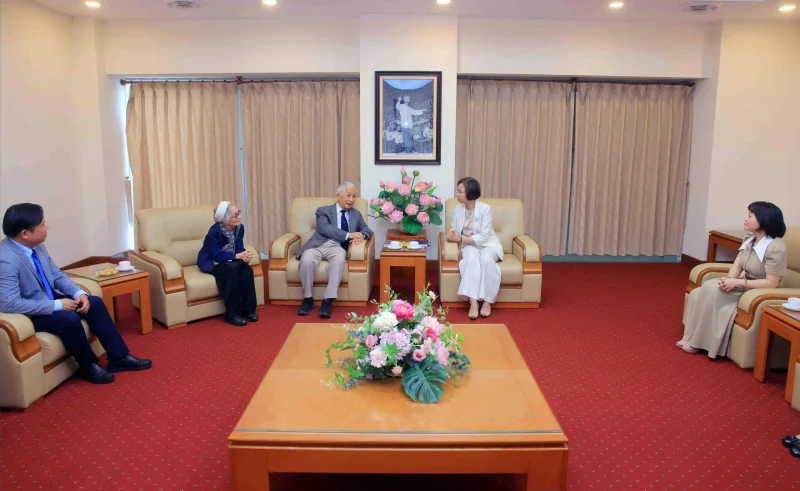 Tổng Giám đốc Thông tấn xã Việt Nam tiếp đoàn Hội Khoa học gặp gỡ Việt Nam và Trường Đại học Quang Trung