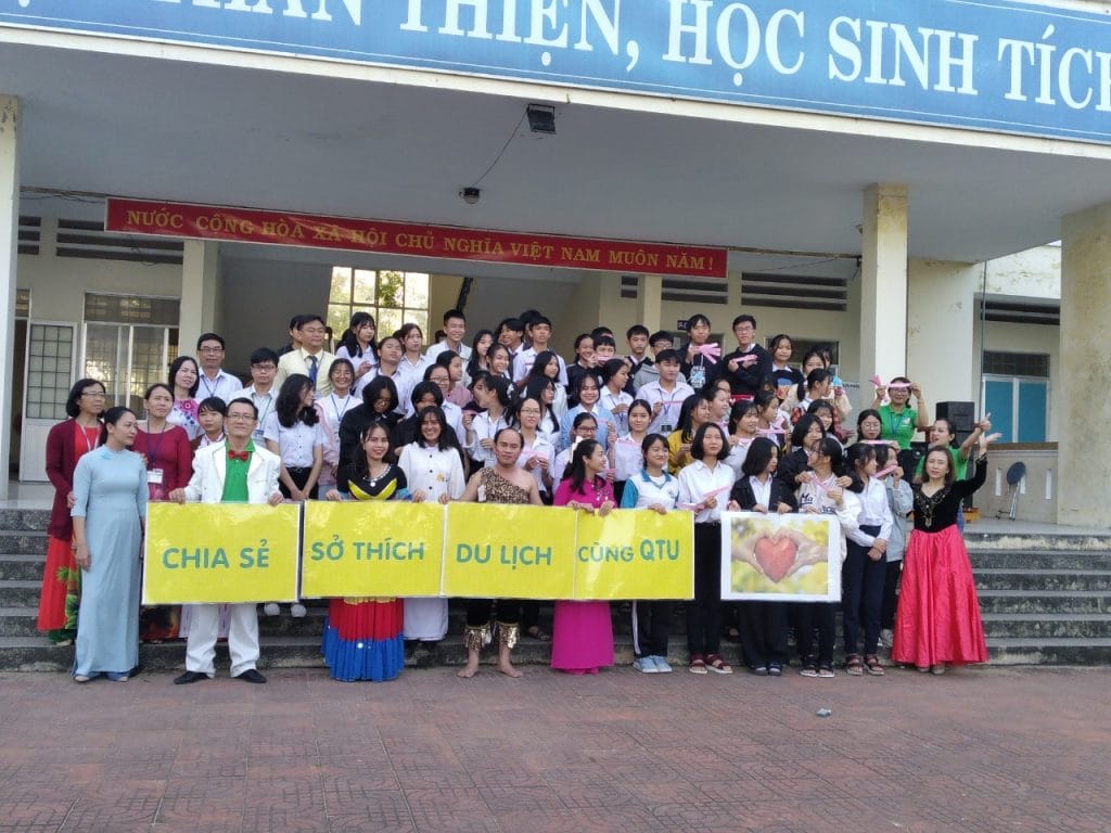 HÂN HOAN LỄ RA MẮT CLB DU LỊCH TRƯỜNG ĐẠI HỌC QUANG TRUNG TẠI TRƯỜNG THPT NGUYỄN VĂN LINH VÀ TRƯỜNG THPT PHAN CHU TRINH TỈNH PHÚ YÊN 3 5555