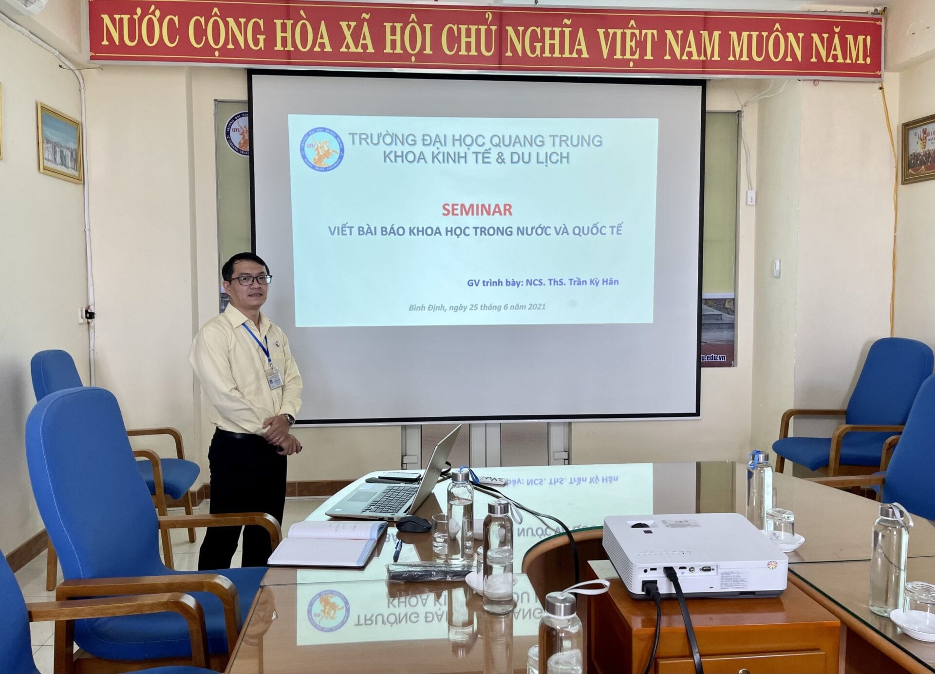 Nâng cao năng lực nghiên cứu khoa học của giảng viên tại Trường Đại học Quang Trung 3 IMG 7153 scaled