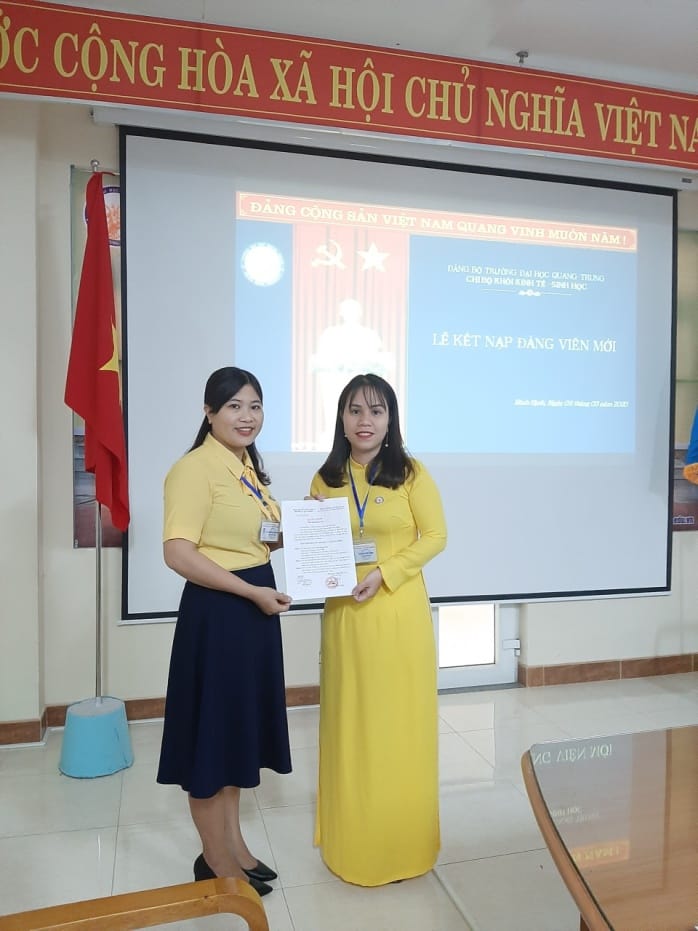 LỄ KẾT NẠP ĐẢNG VIÊN MỚI CỦA CHI BỘ KINH TẾ - SINH HỌC 1 DV 01