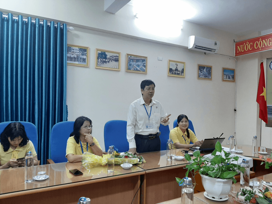 LỄ KẾT NẠP ĐẢNG VIÊN MỚI CỦA CHI BỘ KINH TẾ - SINH HỌC 2 DV 03