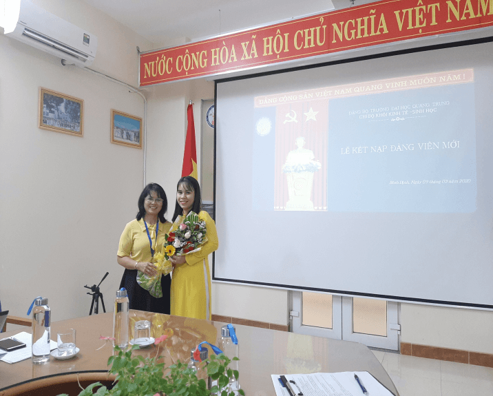 LỄ KẾT NẠP ĐẢNG VIÊN MỚI CỦA CHI BỘ KINH TẾ - SINH HỌC 3 DV 04