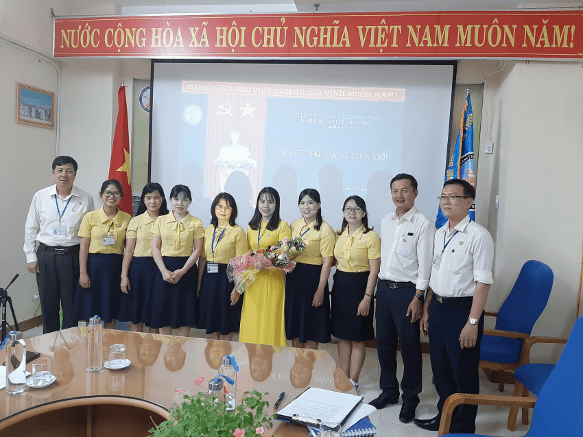 LỄ KẾT NẠP ĐẢNG VIÊN MỚI CỦA CHI BỘ KINH TẾ - SINH HỌC 4 DV 05