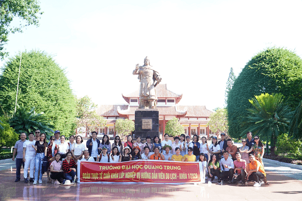 HOÀN THÀNH KHÓA HỌC CHỨNG CHỈ NGHIỆP VỤ HƯỚNG DẪN DU LỊCH NỘI ĐỊA VÀ CHỨNG CHỈ NGHIỆP VỤ HƯỚNG DẪN DU LỊCH QUỐC TẾ KHÓA 1 CỦA TRƯỜNG ĐẠI HỌC QUANG TRUNG 10 NVHD 01