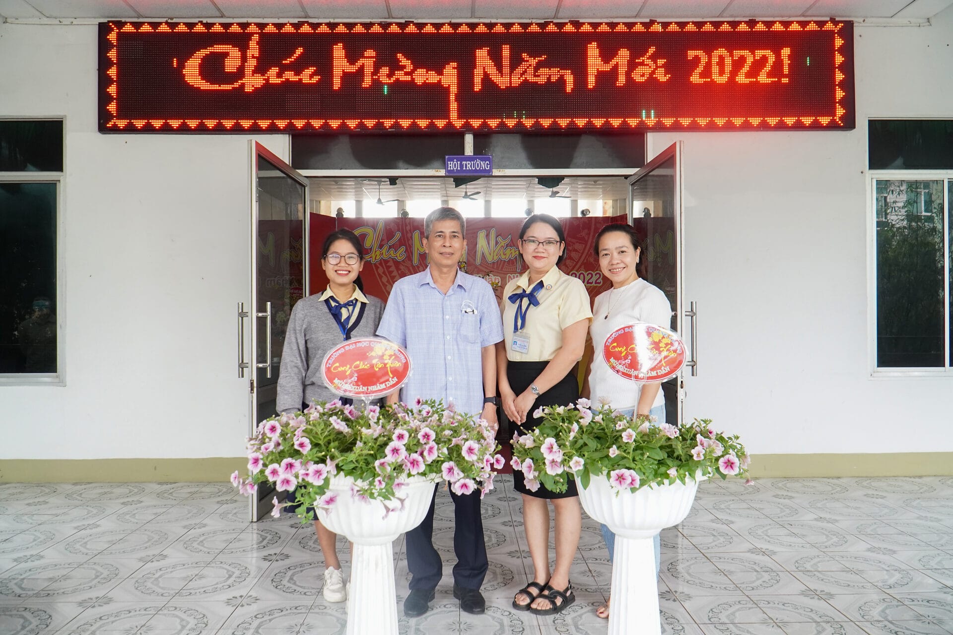 Trường Đại học Quang Trung chúc Tết UBND, các sở, ban, ngành, đoàn thể và cơ quan thông tấn tỉnh Bình Định 3 anh 1 1