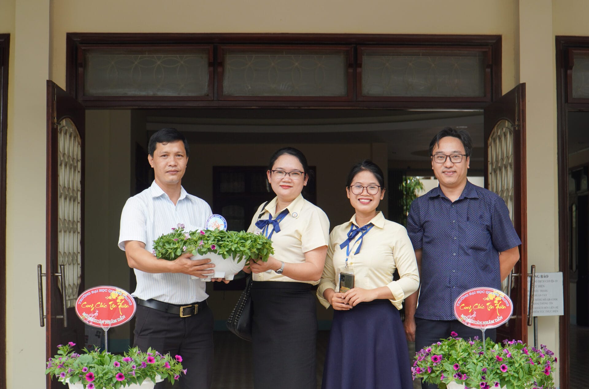 Trường Đại học Quang Trung chúc Tết UBND, các sở, ban, ngành, đoàn thể và cơ quan thông tấn tỉnh Bình Định 2 anh 4 3