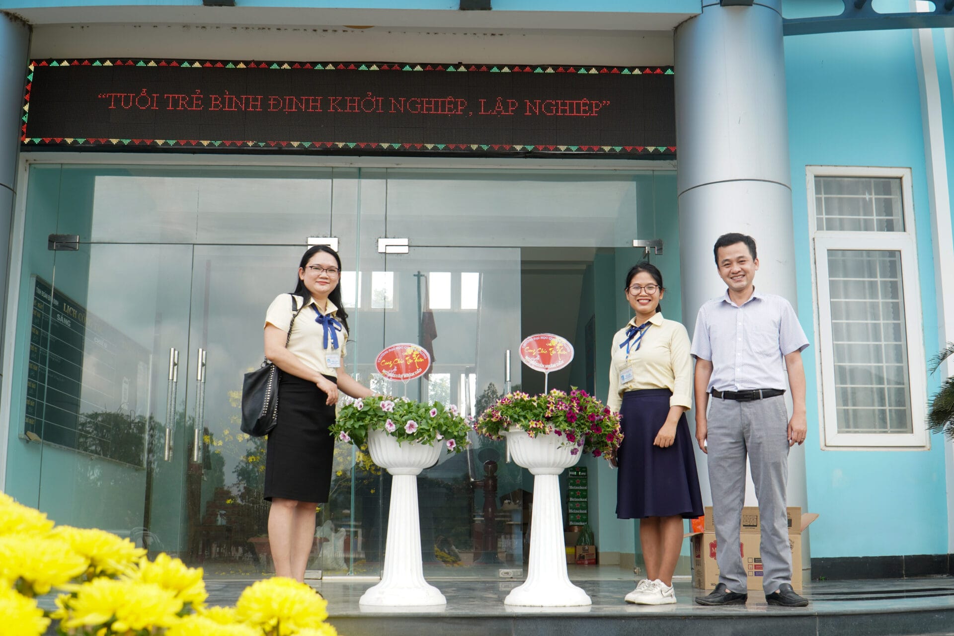 Trường Đại học Quang Trung chúc Tết UBND, các sở, ban, ngành, đoàn thể và cơ quan thông tấn tỉnh Bình Định 4 anh 6 1