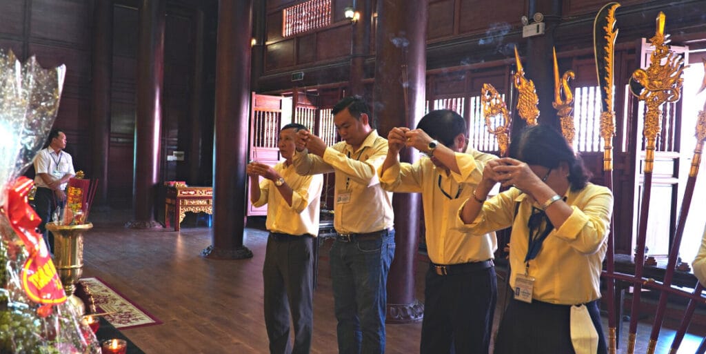 Đoàn công tác của Trường Đại học Quang Trung dâng hoa, dâng hương tại Bảo tàng Quang Trung 4 dang huong hoa tai BAO TANG QUANG TRUNG