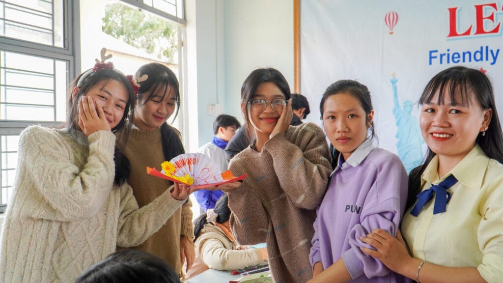 Sinh hoạt Câu lạc bộ tiếng Anh tại Trường THCS & THPT Y Đôn (Gia Lai) 7 3 1