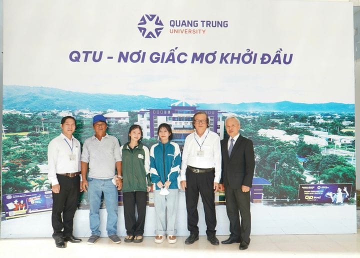 2 chị em sinh đôi nhập học tại trường đại học quang trung