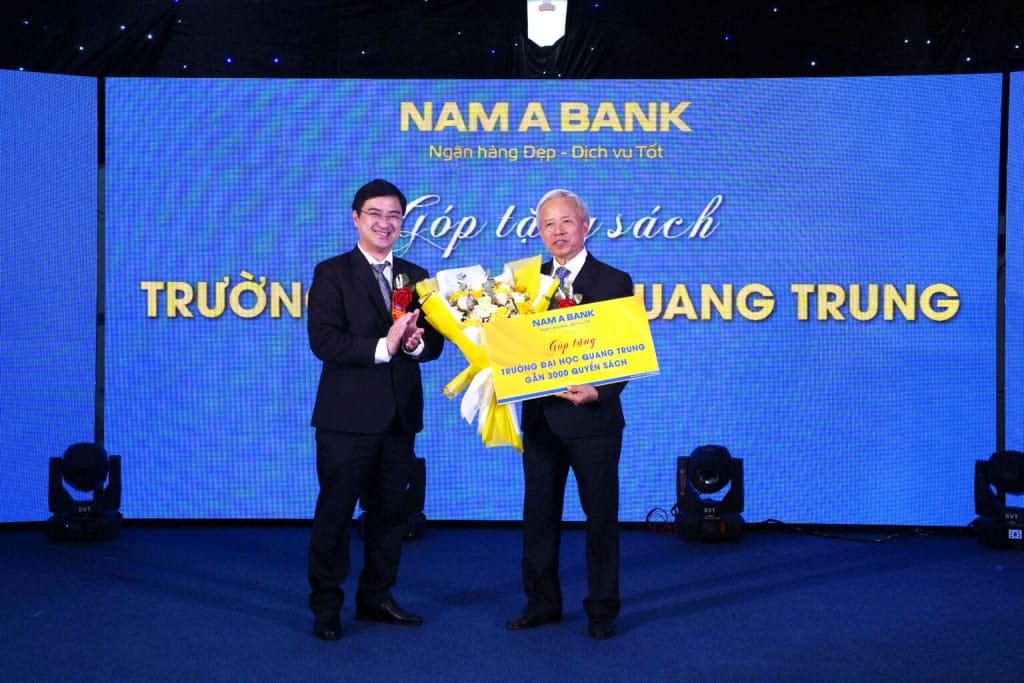 Nam A Bank trao tặng gần 3000 bản sách cho Trường Đại học Quang Trung 1 Nam A Bank tang sach cho QTU