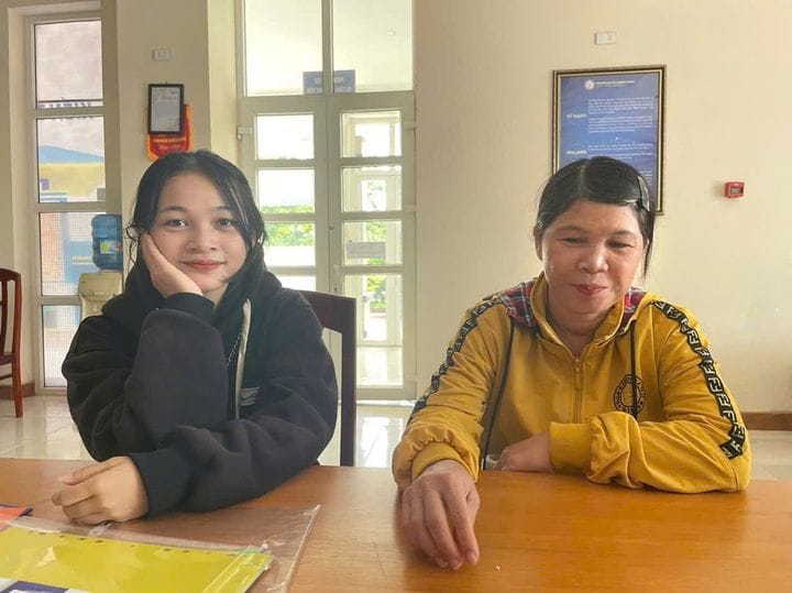 chị Quyên đưa con gái nhập học tại Trường Đại học Quang Trung