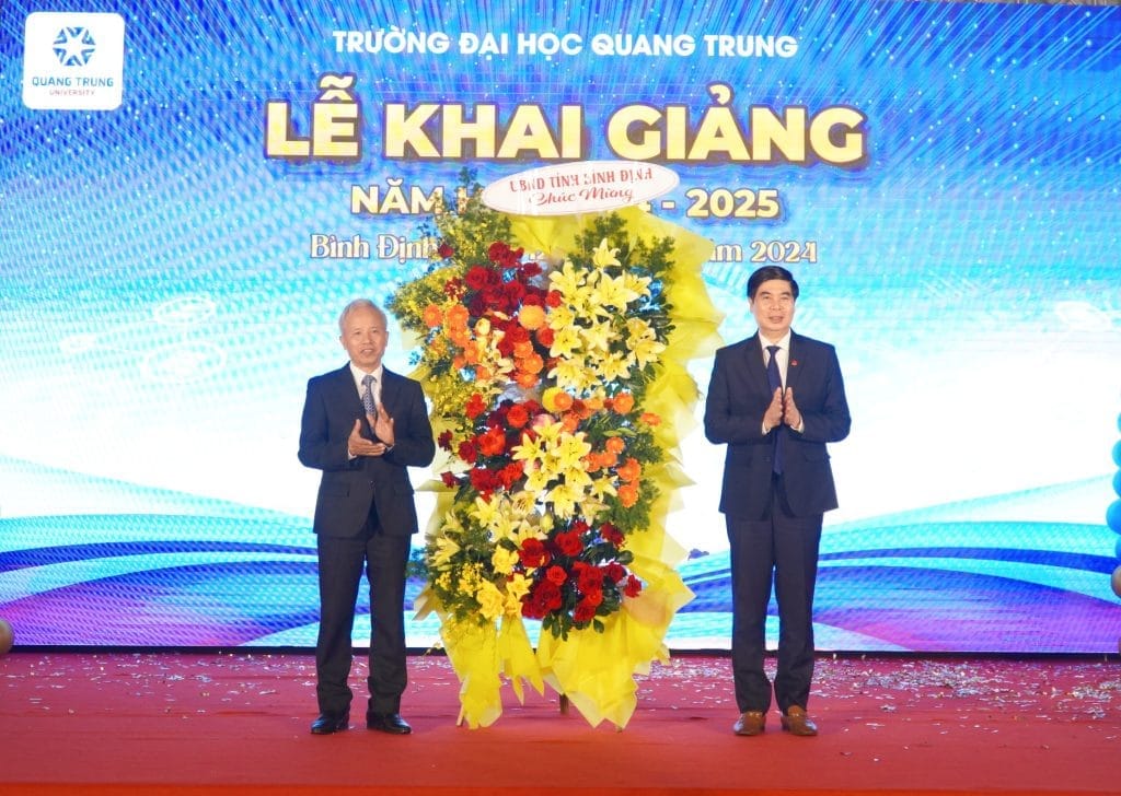 Lễ Khai giảng năm học 2024 – 2025 và Lễ trao bằng tốt nghiệp tại Trường Đại học Quang Trung 95 TRG04310