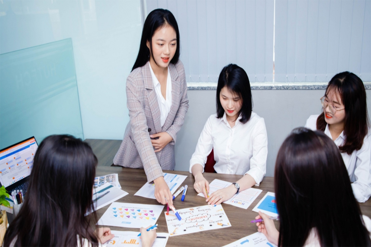 Nên học quản trị kinh doanh hay marketing?