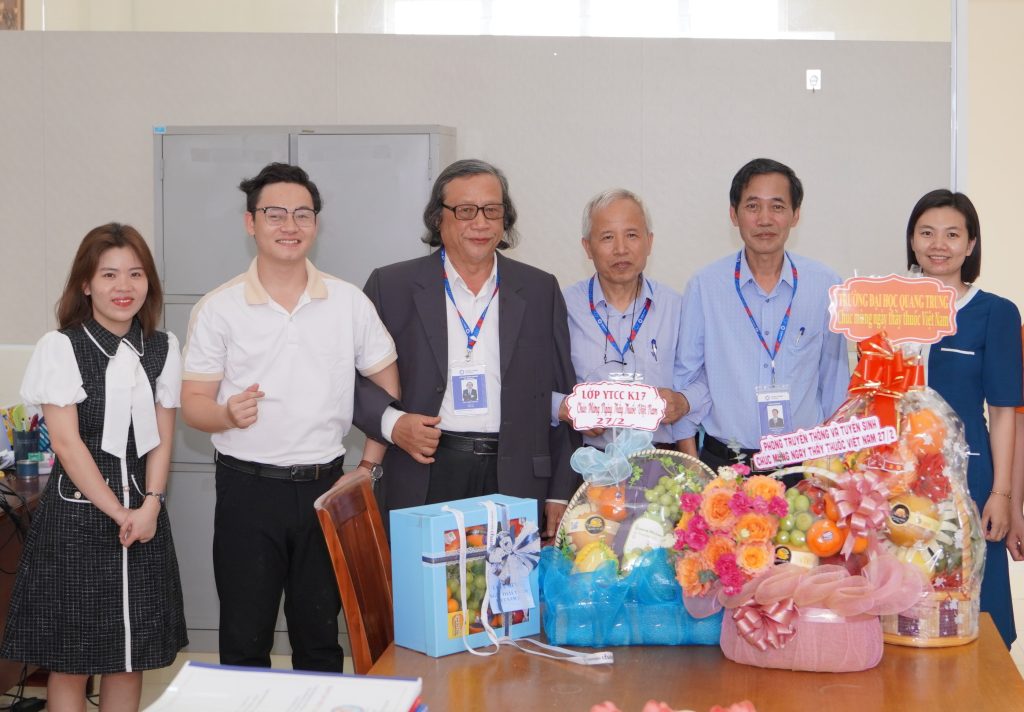 Ban lãnh đạo Nhà trường chúc mừng Ngày Thầy thuốc Việt Nam (27/2) đến Khoa Y 30 Chuc Mung Ngay Thay Thuoc Viet Nam 2025 4