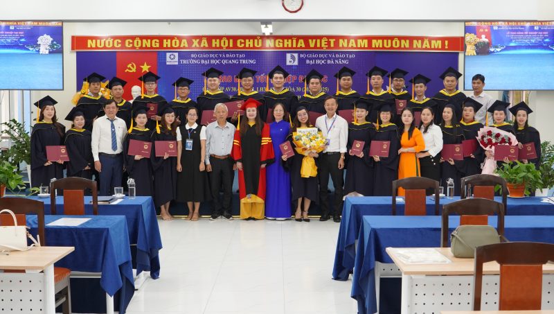 Tân cử nhân Ngôn ngữ Anh và Luật nhận bằng tốt nghiệp chương trình đào tạo từ xa 56 Dsc07557