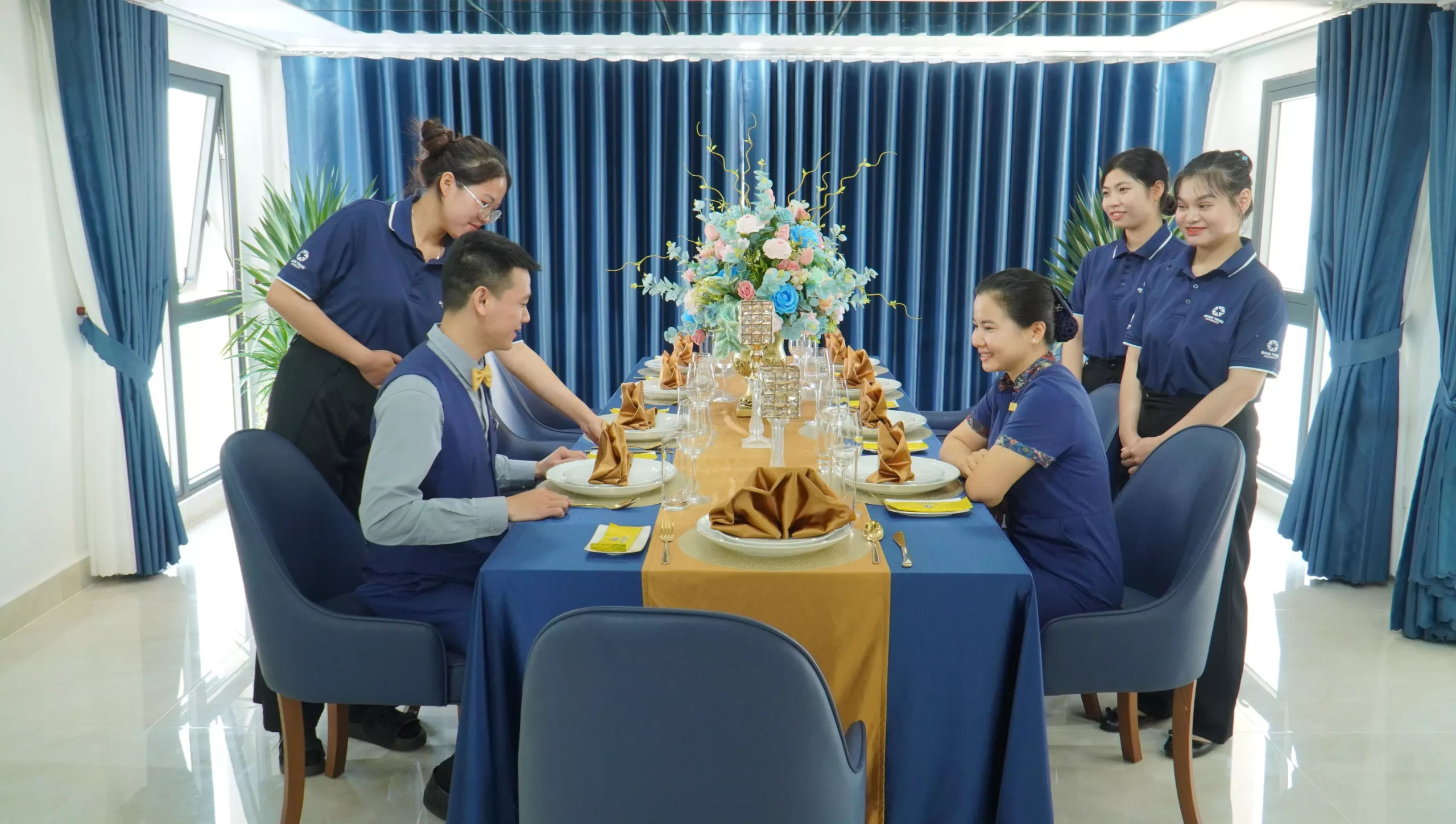 Trang chủ QTU 27 Đào tạo gắn với doanh nghiệp – Nâng cao kỹ năng thực tiễn cho sinh viên ngành Quản trị Khách sạn – Nhà hàng