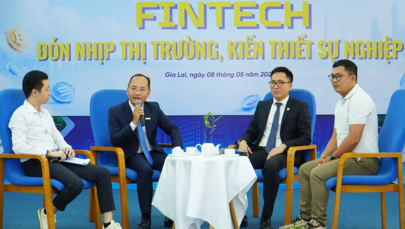 Phien Thao Luan Fintech Ai Va Ban Do Su Nghiep Trong Ky Nguyen Tai Chinh So Thu Hut Su Quan Tam Cua Dong Dao Sinh Vien Tham Du Chuong Trinh