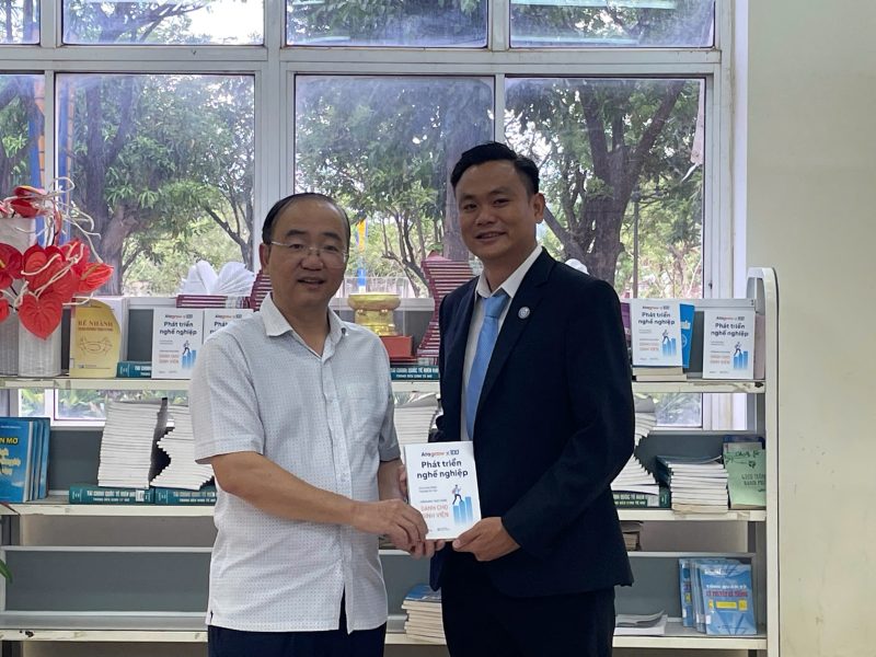 Trường Đại học Quang Trung tiếp nhận tặng sách và trao đổi hợp tác với Công ty TNHH Atagrow 2 z7986888000802 f5fda238a57e3d9bedc74cec4aa96a7d