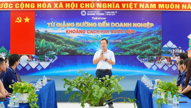 Talkshow “Từ giảng đường đến doanh nghiệp: Khoảng cách hay bước đệm”