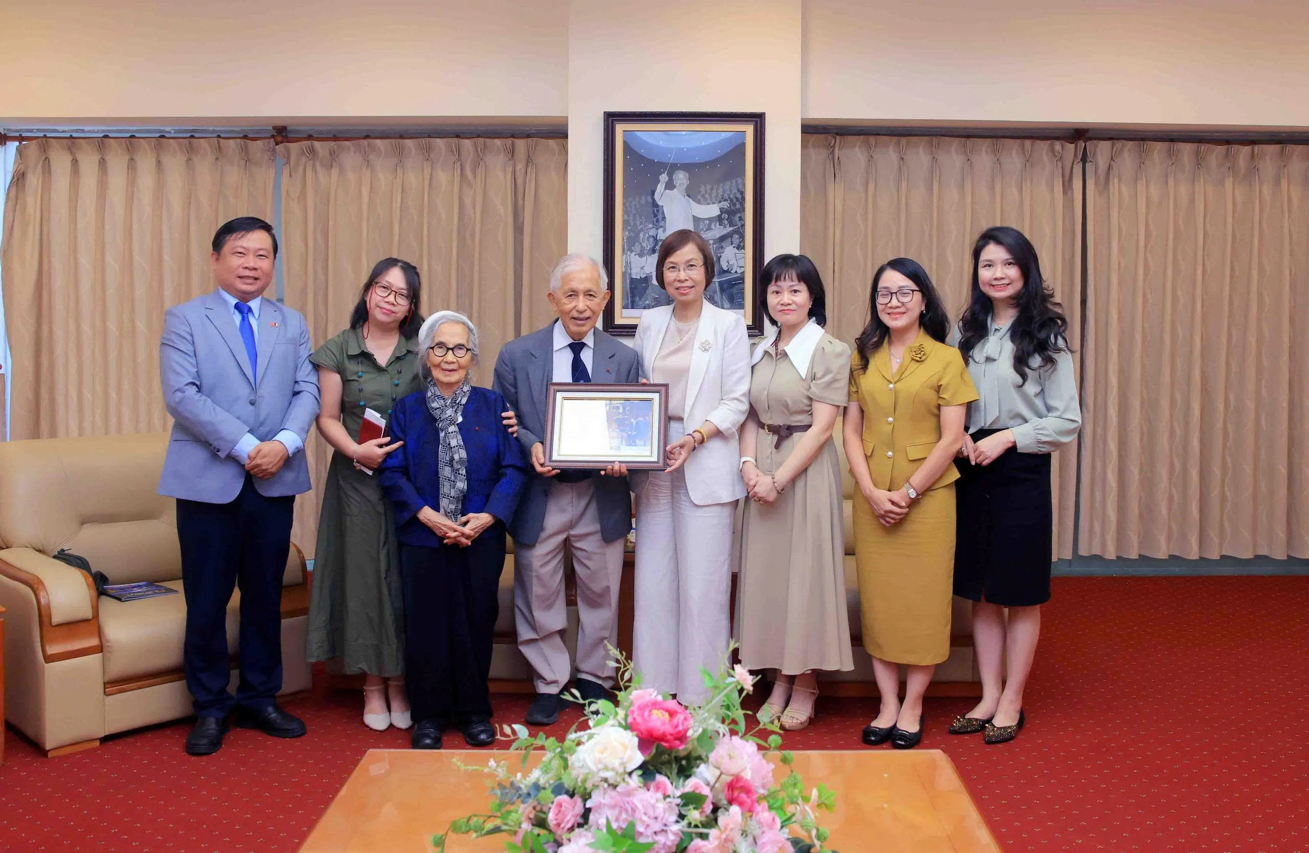 Tổng Giám đốc Thông tấn xã Việt Nam tiếp đoàn Hội Khoa học gặp gỡ Việt Nam và Trường Đại học Quang Trung