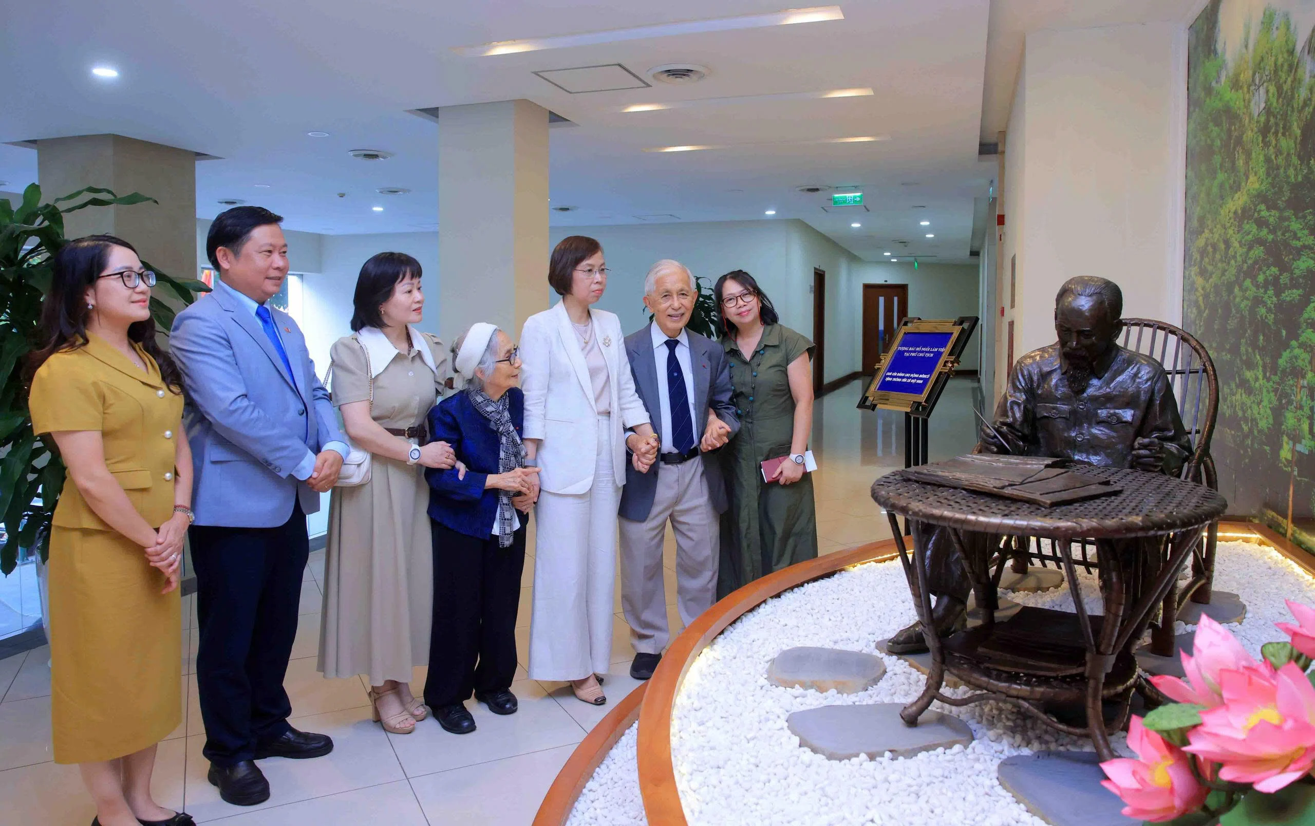Tổng Giám đốc Thông tấn xã Việt Nam tiếp đoàn Hội Khoa học gặp gỡ Việt Nam và Trường Đại học Quang Trung